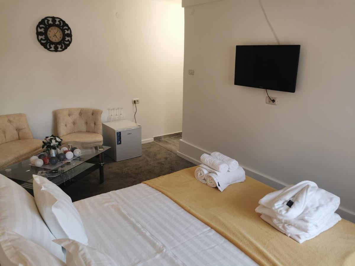 Târgu JiuCasa Davisonアパートメント エクステリア 写真