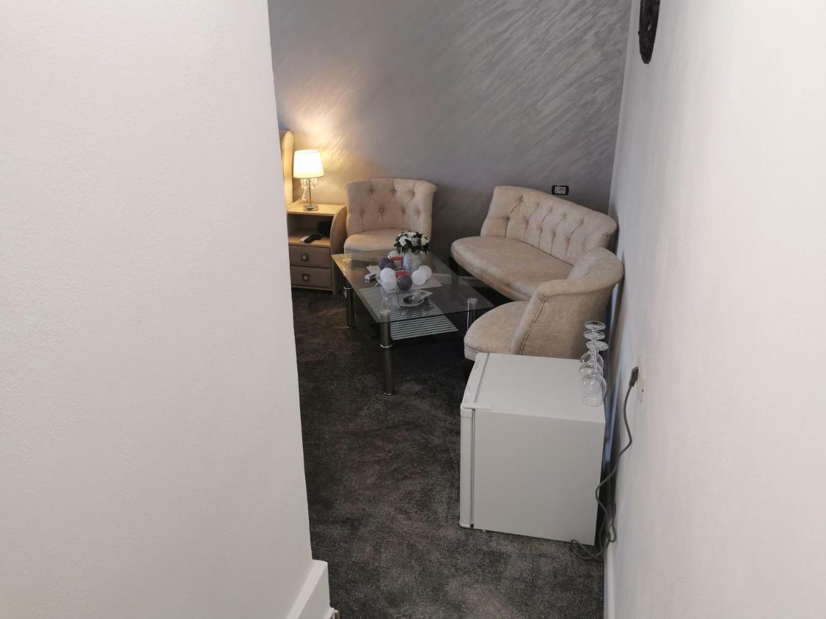 Târgu JiuCasa Davisonアパートメント エクステリア 写真