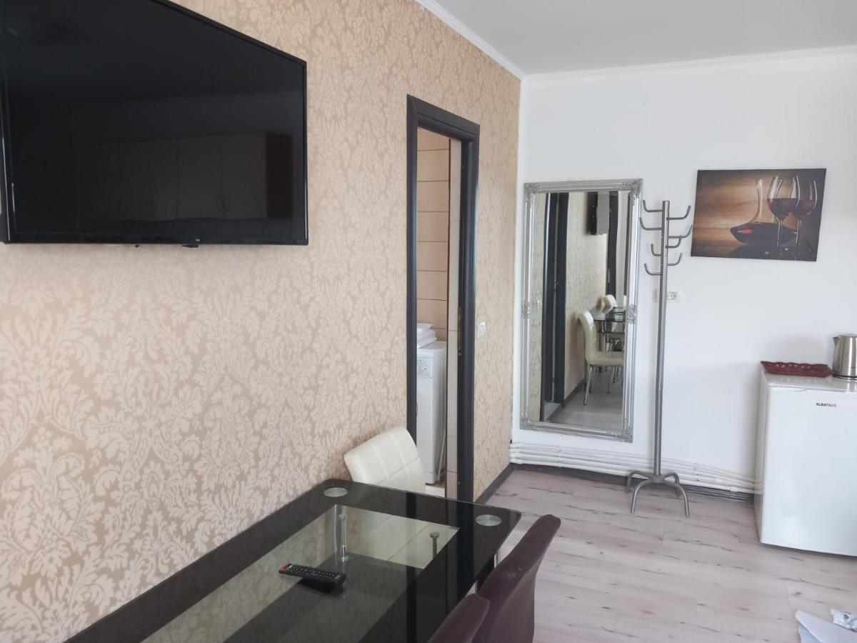 Târgu JiuCasa Davisonアパートメント エクステリア 写真